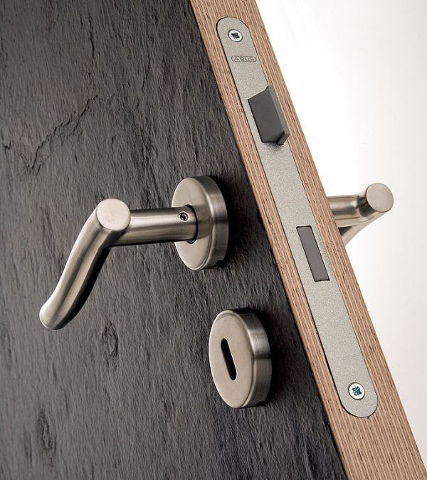 Una puerta interior de piedra ¿ficción o realidad? (Nuevos materiales constructivos)