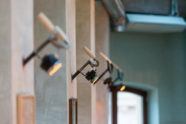 El diseño es de Alina Turdean, quien utiliza muebles originales hechos a partir de antiguas bicicletas de la marca Pegas