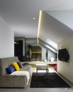 Interiorismo Ático-Piso-Vivienda en A Coruña. Salón, espejo fumé, sofá a medida forrado en terciopelo gris