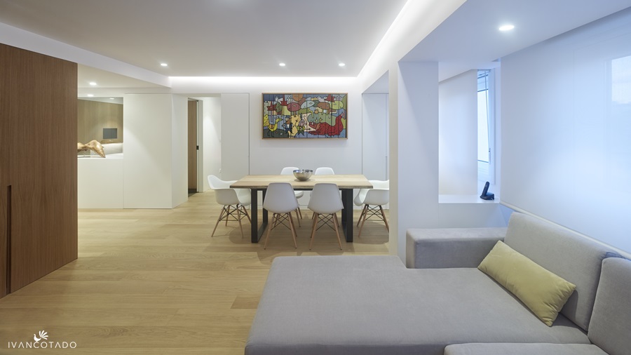 Diseño y reforma de piso en Galicia. Salón y cocina al fondo