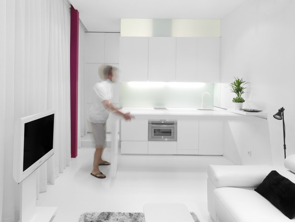 Detalle movilidad mesado cocina. Diseño interior de mini-apartamento en Madrid