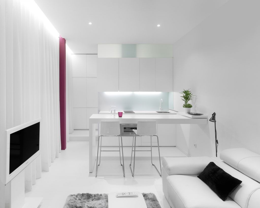 Encimera cocina desplegada. Diseño interior de mini-apartamento en Madrid