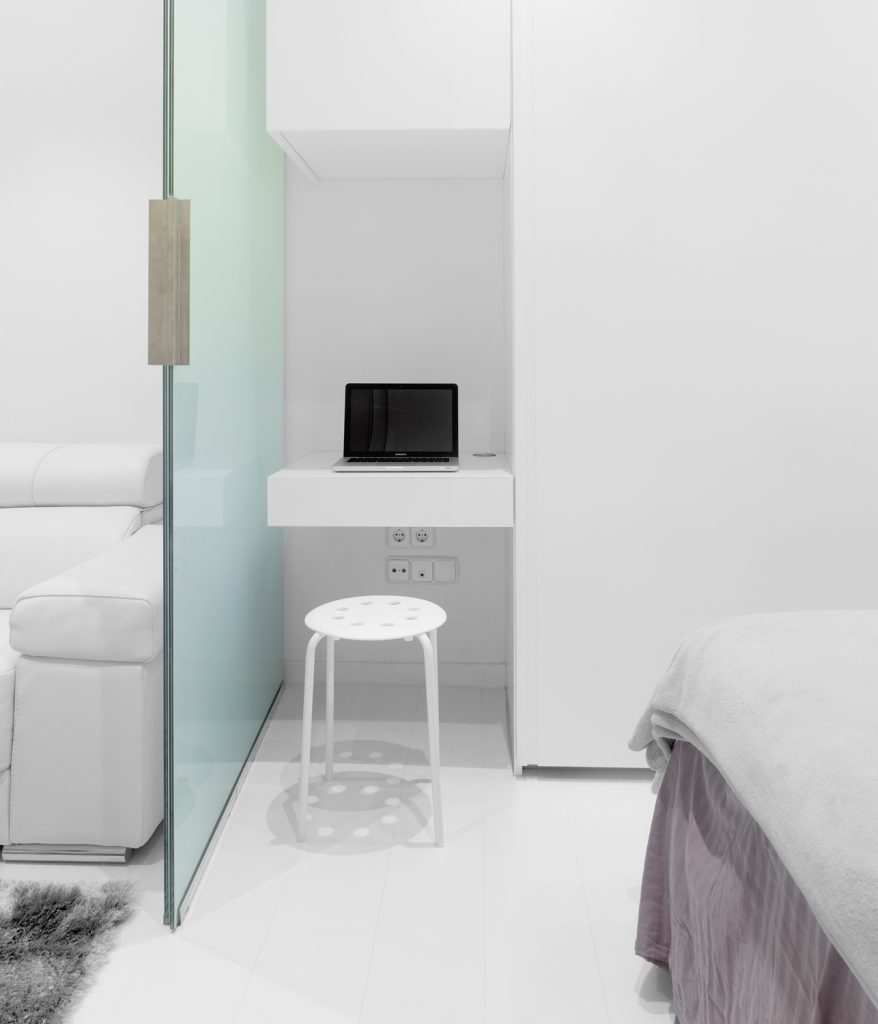 Pequeña zona de trabajo. Diseño interior de mini-apartamento en Madrid