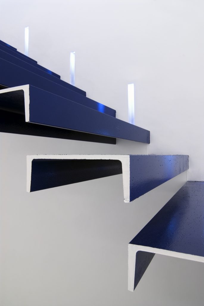 Diseño de óptica en Ponferrada. Detalle escaleras voladas