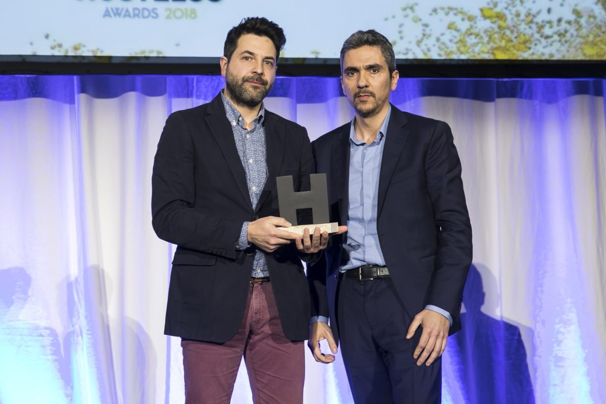 Iván Cotado en los Hostelco Awards recogiendo el premio al mejor Proyecto de Interiorismo en Hostelería por Koh Lanta Iván Cotado en los Hostelco Awards recogiendo el premio al mejor Proyecto de Interiorismo en Hostelería por Koh Lanta