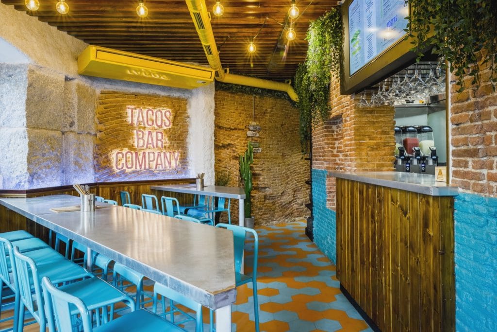 Mesas altas en Diseño restaurante mexicano Tabaxco en Madrid
