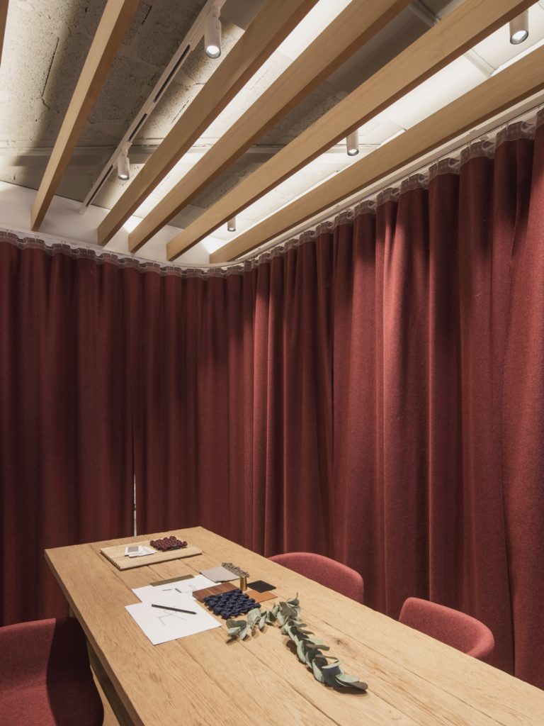 Mesa de Suyma, Taburetes Akaba, cortina de Kvadrat - INteriorismo EStratégico en Galicia - Showroom mobiliario Sutega