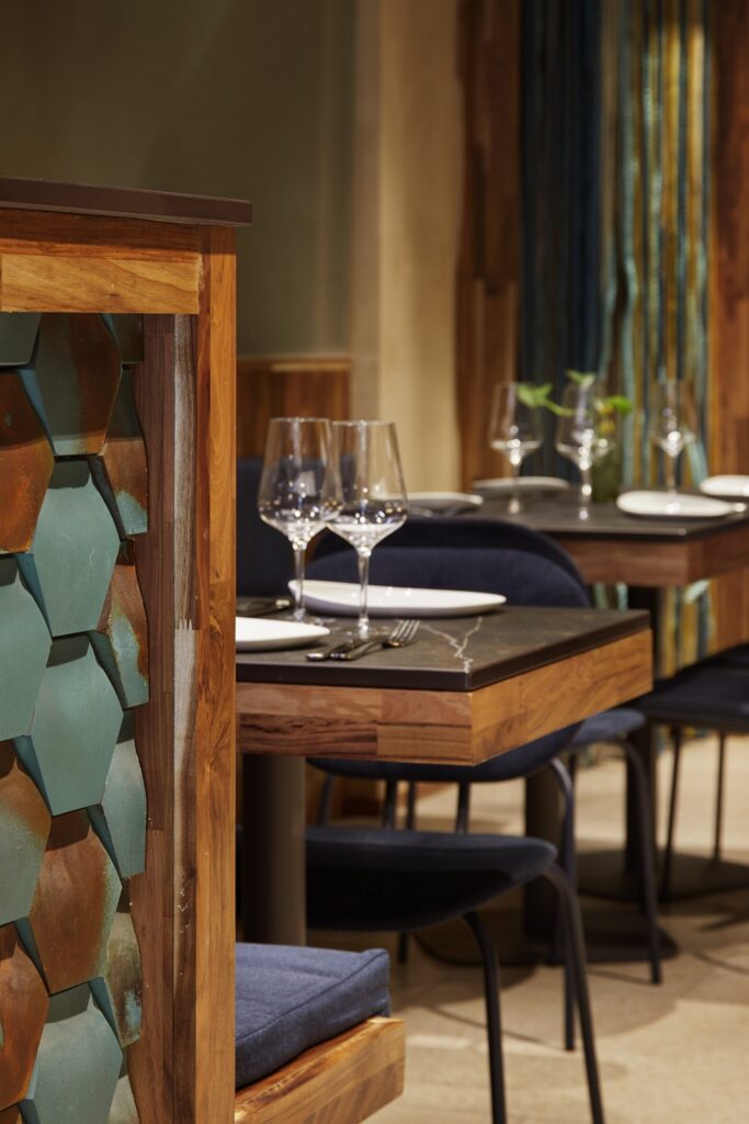 Detalle mesas en Diseño restaurante LaMaskerida de Gros.