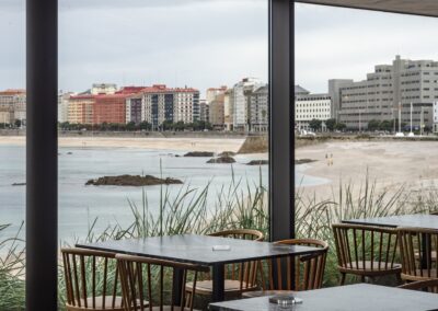 Diseño interior cafetería Tira do Playa A Coruña